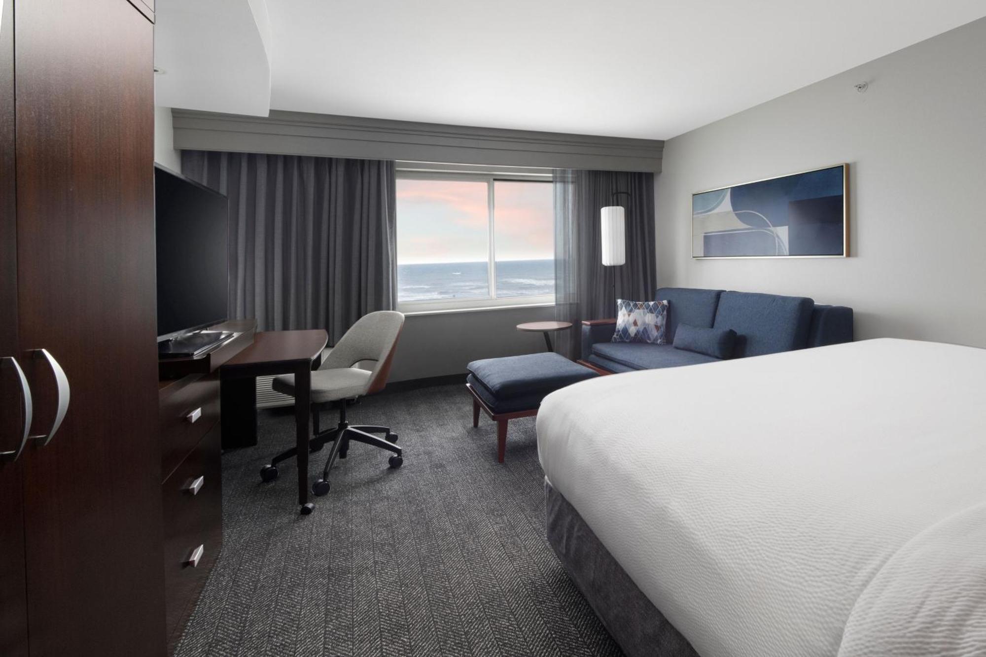 Courtyard By Marriott Island Hotel