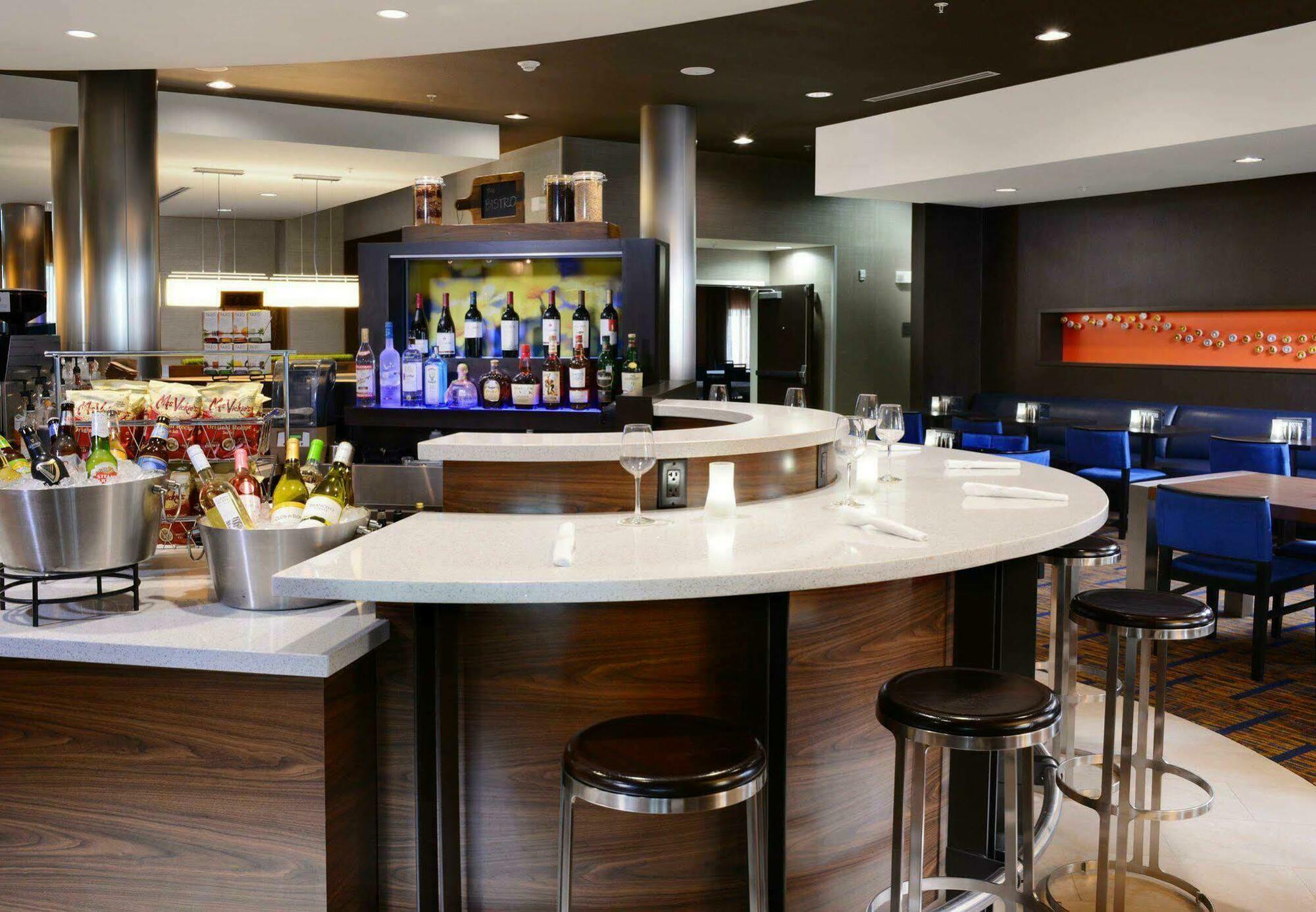 Hotel Courtyard By Marriott Island 3*